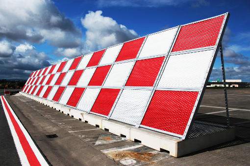Mesh Type Jet Blast Barrier -suihkuvirtausaita muuttaa suihkumoottorista tulevan suihkuvirtauksen suuntaa.