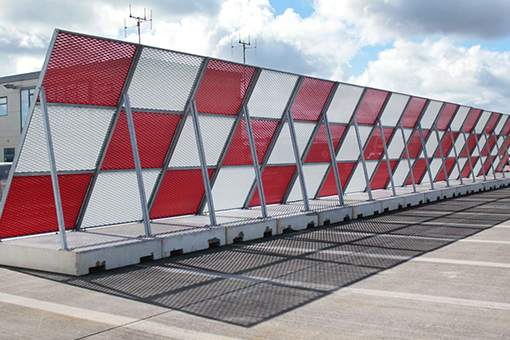 Mesh Type Jet Blast Barrier -suihkuvirtausaita muuttaa suihkumoottorista tulevan suihkuvirtauksen suuntaa.