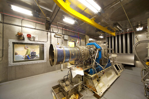 APU-laitteen testausta IAC:n testaustiloissa